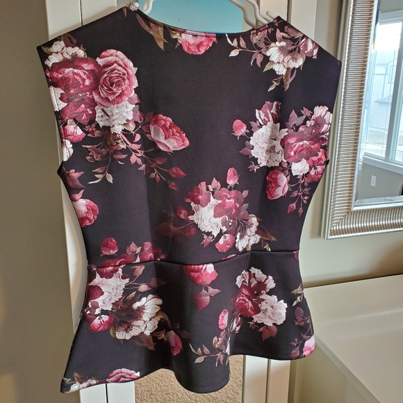 Structured Peplum Top - Picture 2 of 3